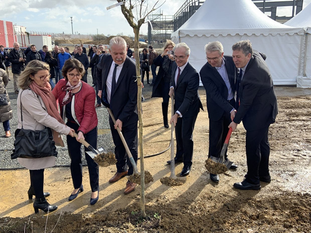 Photo de la plantation de l’arbre, à proximité du site, par les officiels.