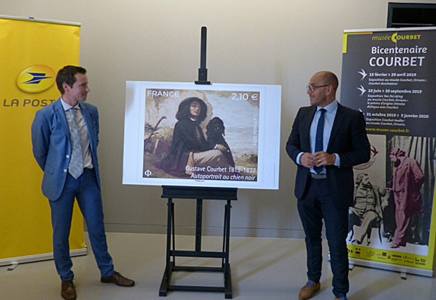 Photo du dévoilement du timbre au musée Courbet à Ornans, la ville natale de l’artiste.