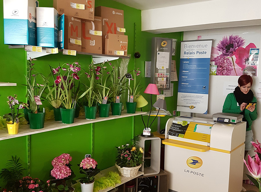 Photo du "La Poste Relais" installé chez la fleuriste de Cerisiers