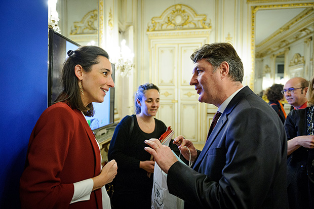 Brune Poirson, secrétaire d’état, et Jean-Louis Lanhers, représentant de La Poste.