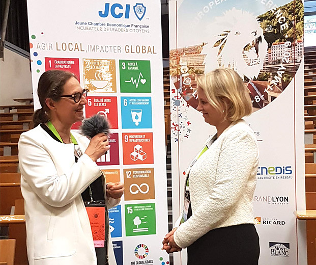 Photo avec Muriel Barnéoud, directrice de l’Engagement Sociétal du Groupe La Poste, et Élodie Duputel, présidente de la Jeune Chambre Économique de Lyon.