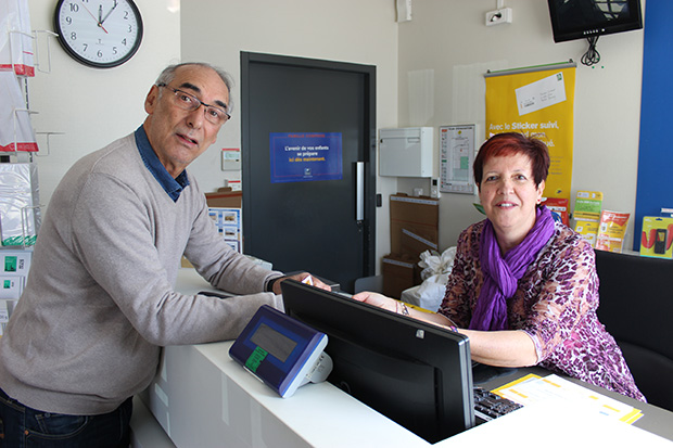 Photo de Pierre Arnal et de Yolande Boiroux dans le bureau de poste de La Hume.