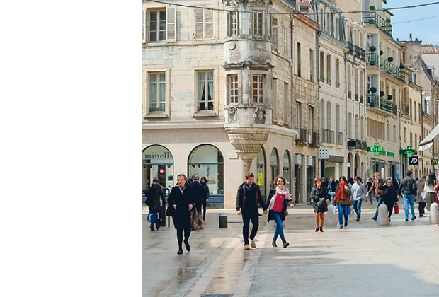Photo d'un espace piétonnier urbain.