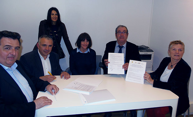Photo de la signature de la convention le 9 avril 2019, entre La Poste, Gers Développement et la mairie de Saint-Clar.