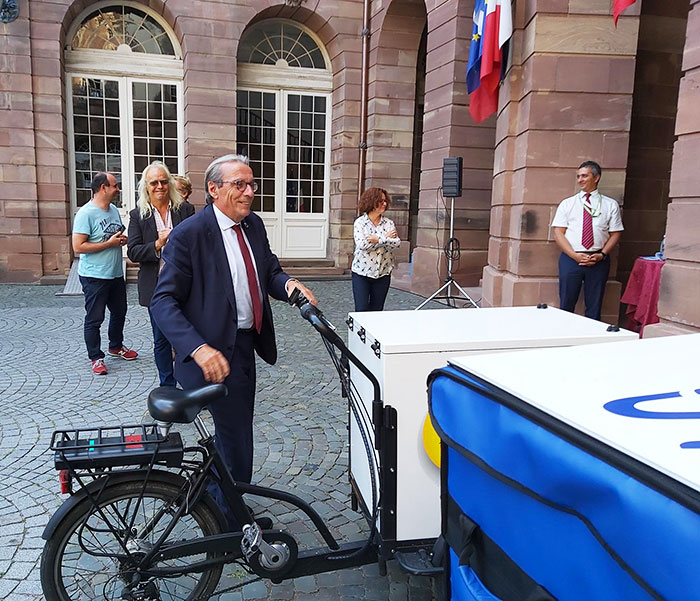 Photo de Roland Ries, maire de Strasbourg, qui teste les moyens de livraison innovants de La Poste.
