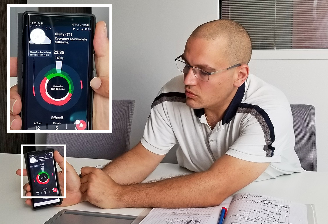 Photo de Marc Riedel et avec un zoom sur l’application qu’il a développée pour mesurer, sur la base de données personnelles, l’aptitude d’une équipe à faire face à des opérations de secours et d’urgence.