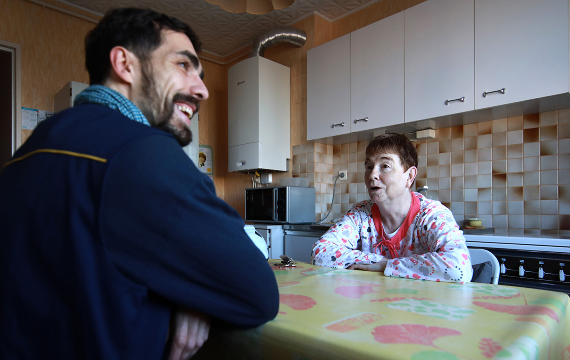 L’offre Veiller sur mes parents investit les facteurs d’une mission de visite sociale.