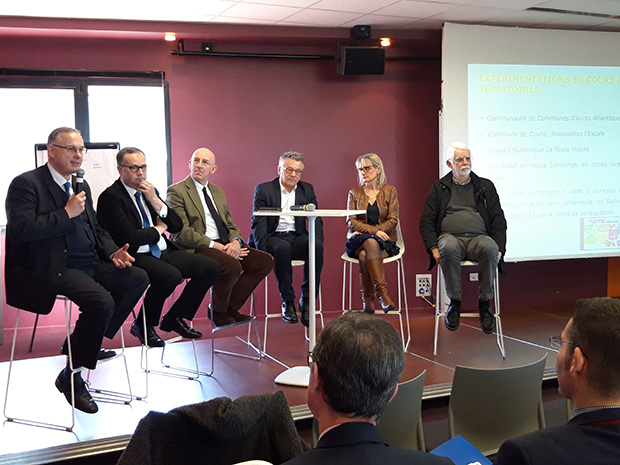Photo d'une convention sur l'accompagnement des publics en MSAP avec des élus et des représentants de La Poste.