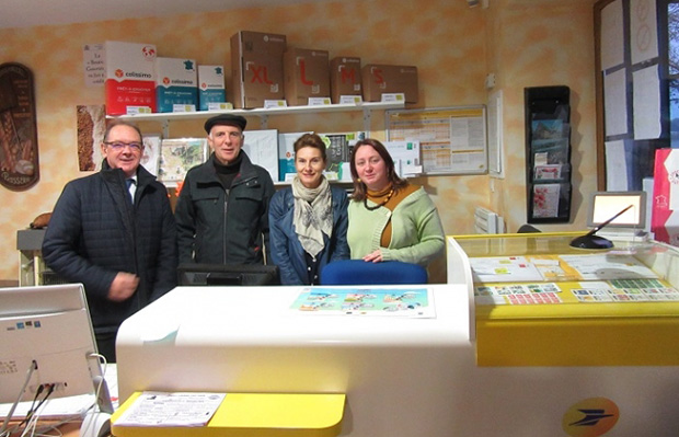 Photo avec, de gauche à droite, Didier Pivette, délégué aux relations territoriales du Groupe La Poste, Denis Duvallet, maire de Gesvres, et Florence Souty et Emilie Véron Fougeray, agents communaux responsables de l’épicerie.