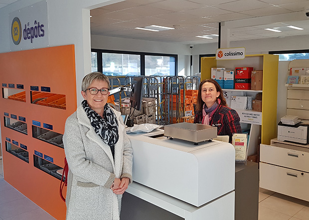 Photo de Soizic Golhen, chargé de clientèle, qui accueille, le jour de l'inauguration, sa première cliente, Catherine Caron, vendeuse à domicile indépendante.