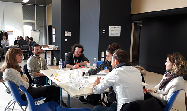 Photo avec l'une des équipes du Créathon organisé par La Poste.