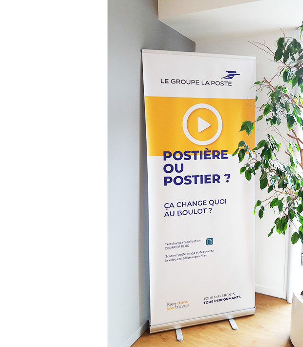 Un kakémono installé au siège du Groupe La Poste : « Postière ou postier ? Ça change quoi au boulot ? »