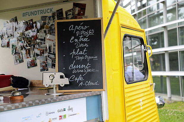 Photo du Fundtruck en région Nouvelle Aquitaine, avec le tableau des 5 start-up finalistes.