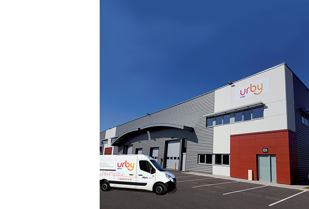 Photo d'un entrepôt et d'une camionnette Urby