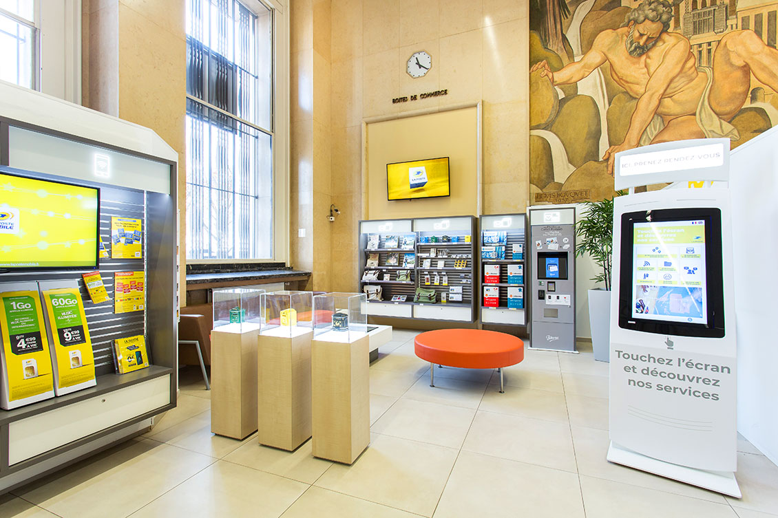 Photo : le corner touristique du bureau de poste de Lyon Bellecour.