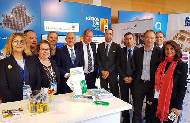 Photo de l'équipe de postiers organisatrice de l'événement, avec Philippe Wahl, président-directeur général du Groupe La Poste.