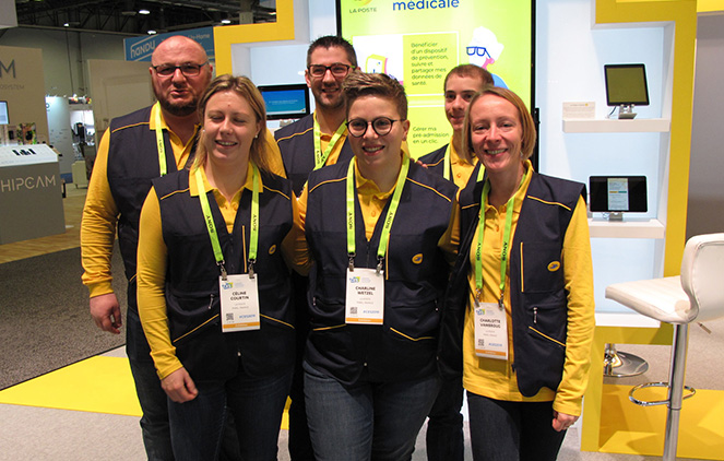 Les six facteurs et factrices réuni.e.s sur le stand de La Poste, au CES de Las Vegas. Au centre, Charline Wertzel.
