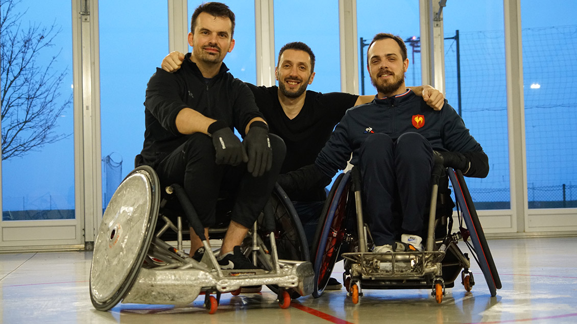 Photo avec de gauche à droite, Guillaume, utilisateur de Toolib, Guillaume, cofondateur de Toolib, et Corentin, joueur de l’équipe de France de rugby handisport.