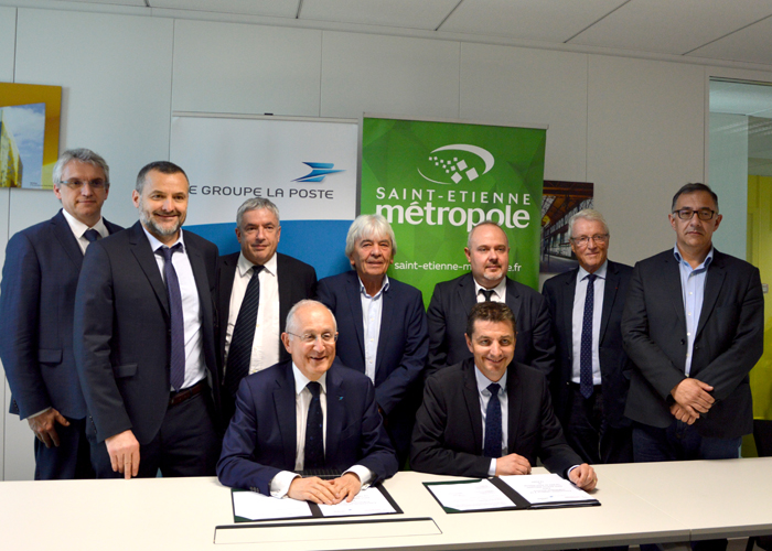 Signature, entre La Poste et la métropole de Saint-Étienne, d'une convention de partenariat destinée à développer des solutions de logistique urbaine innovantes et durables.