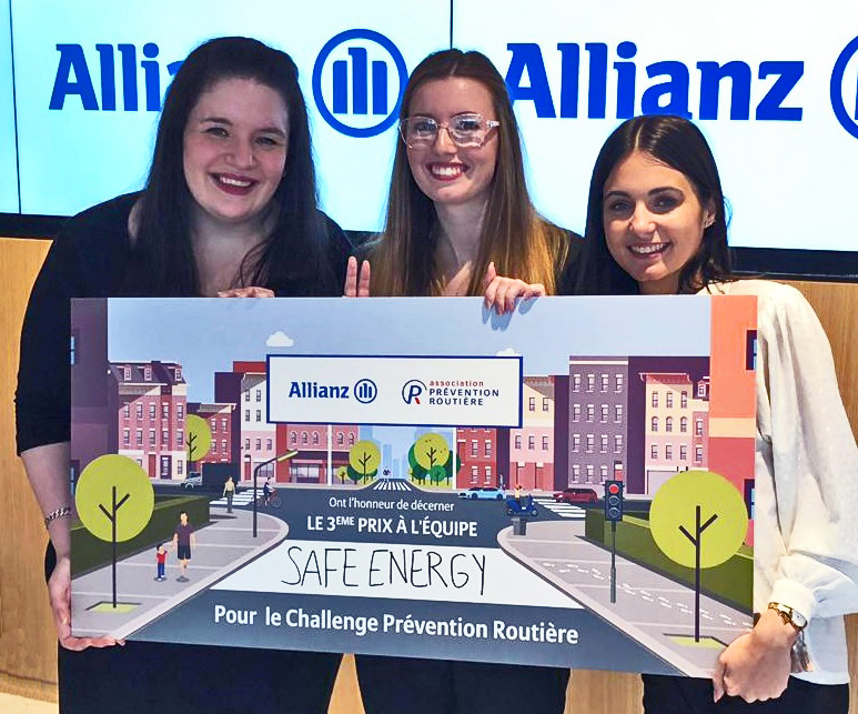 Photo de Laura Lekbir, alternante à La Poste, recevant le 3e prix du challenge Innovation Sécurité Routière avec ses camarades de promotion Sarah Vinot et Charlotte Vidal.