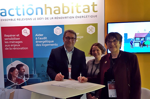 De gauche à droite : Stéphane Fugaldi, responsable La Poste Solutions Publiques Nord, Delphine Derche, chargée de mission service amélioration de l’habitat SOliHA Flandre, et Marie-Agnès Capron, directrice générale SOliHA Flandres, lors de la signature de la convention.