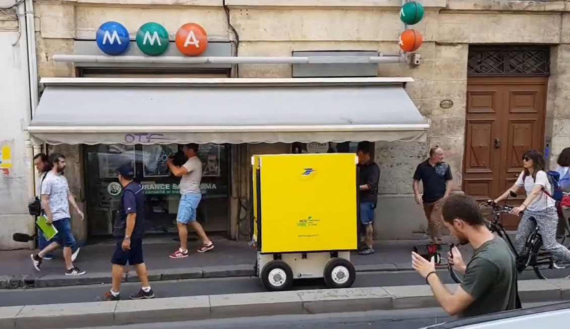 Photo du chariot qui suit le facteur dans le quartier de l’Ecusson à Montpellier