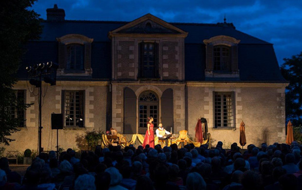 Représentation nocturne de théatre au festival en Val de Luyne