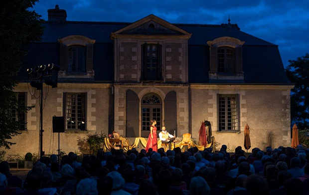 A play at night during the festival Val de Luynes
