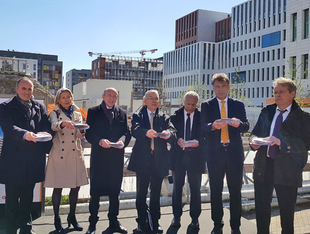 Photo du lancement le 20 mars dernier du projet Natural square avec, de gauche à droite, Michel Le Faou, vice-président de la Métropole de Lyon et adjoint au maire de Lyon, Myriam Picot, maire du 7e arrondissement de Lyon, Gérard Collomb, maire de Lyon, Jean-Luc Da Passano, président du groupe Serl, Rémi Feredj, directeur général de Poste Immo, Olivier Wigniolle, directeur général d’Icade, et Jean-Pierre Matton, président d’Arkadea.