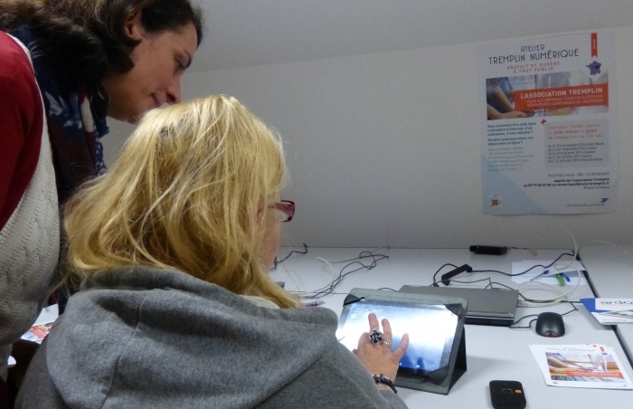 Un atelier de présentation sur tablette, avec une formatrice de l’association Tremplin.