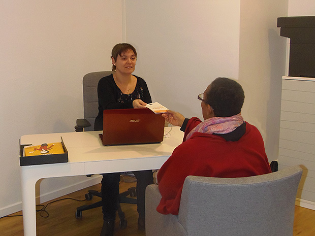 Une photo de l’espace de co-working du bureau de poste de Saint-Clar, avec deux personnes en entretien.