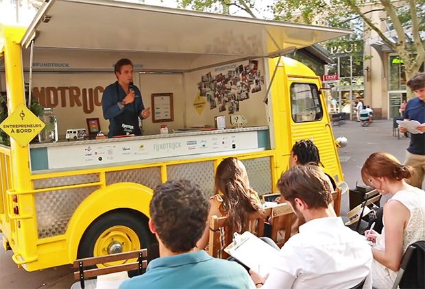 Photo du Fundtruck en région Grand Est, avec le fondateur de la start-up Very Road Trip en train de pitcher devant le jury.