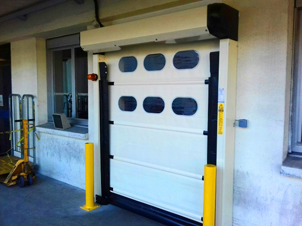 Photo d’une porte automatique à enroulement