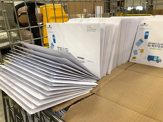 La photo de kits de recyclage dans un établissement courrier.