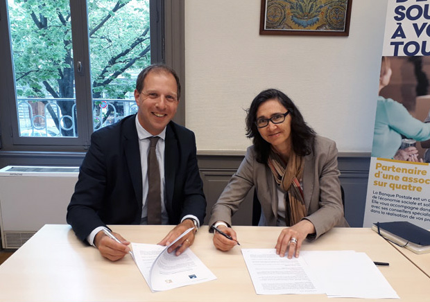 Photo de Pierre-Vincent Guéret, président de l’Uniogec Rhône-Roannais, et Martine Thouverez, directrice régionale Centre-Est des Marchés des Entreprises & Institutionnels à La Banque Postale.