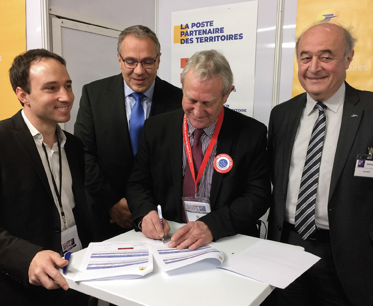 Photo de la signature entre La Poste et la Covati.