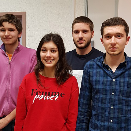 Une photo de l’équipe qui a remporté le premier prix avec le projet Fact’Alert, une cartographie collaborative des lieux à risques disponible sur le smartphone des facteurs.