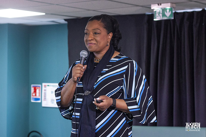 Photo de Christyl Johnson, Directrice opérationnelle des sciences et des recherches de la NASA