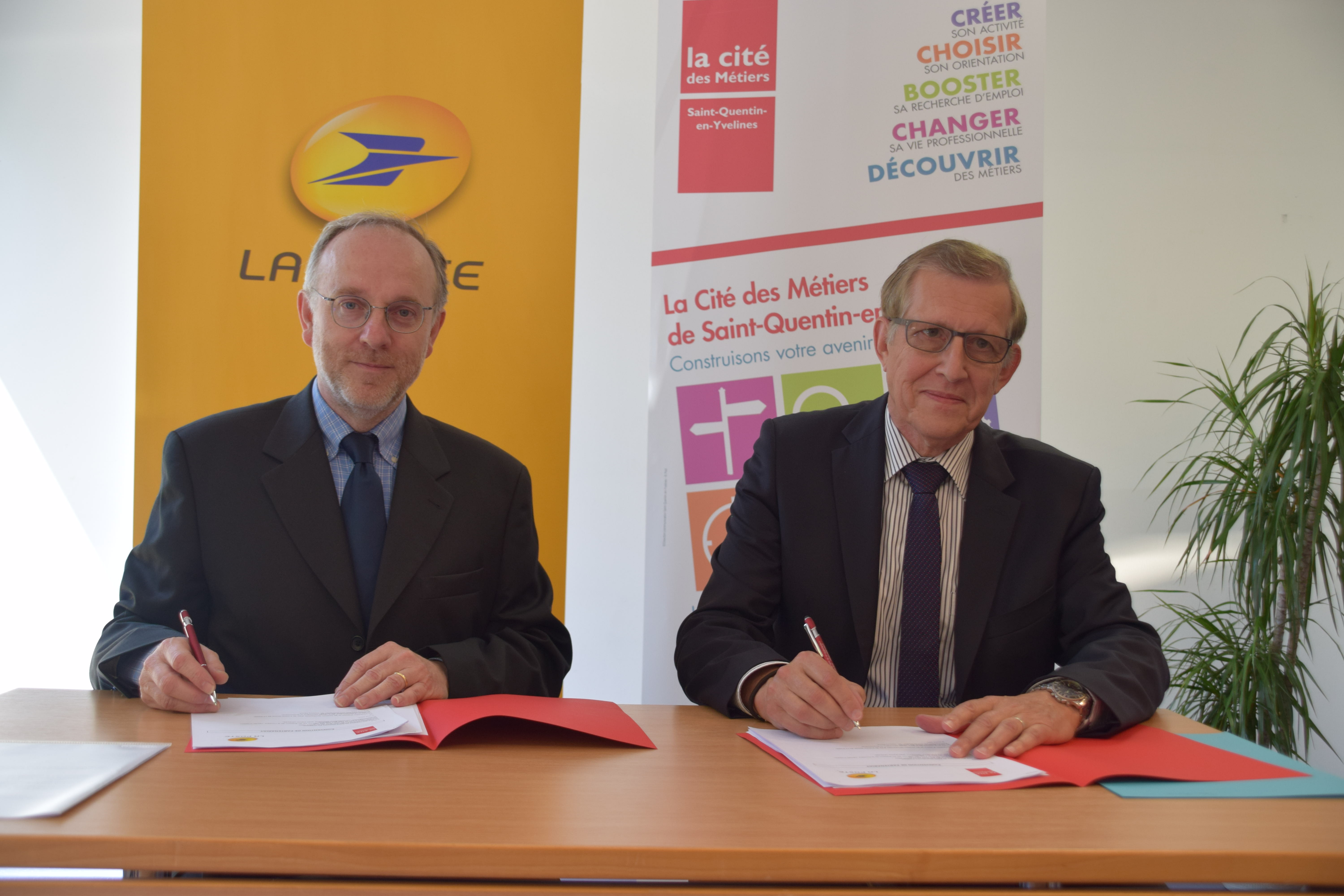 Signature of an employment agreement in Saint-Quentin-en-Yvelines