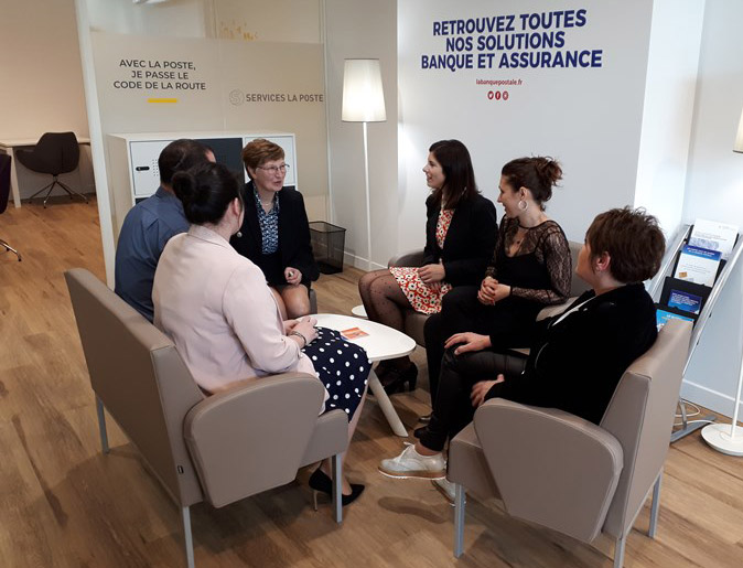 Photo de la deuxième zone de services : un espace de discussion.