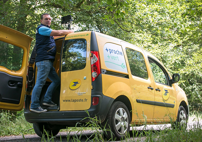 Photo avec un facteur équipant son véhicule d'une caméra Geoptis