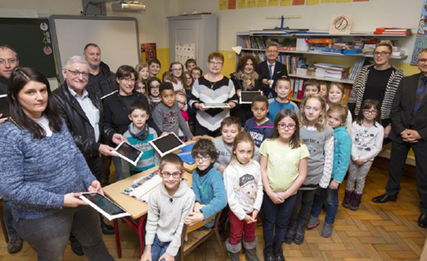 The 29 students of the Muhlbach-sur-Munster elementary school immediately took charge of the SQOOL educational tablets, distributed by La Poste