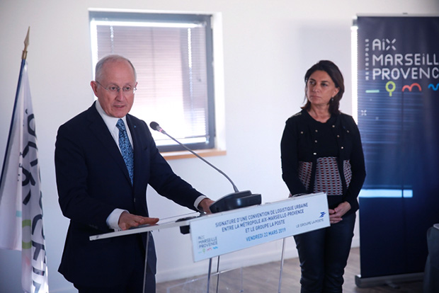 Photo de Philippe Wahl, président-directeur général du Groupe La Poste, et de Martine Vassal, présidente de la Métropole Aix-Marseille-Provence, lors de la conférence de presse organisée à Marseille