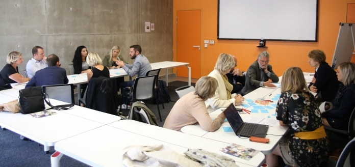 Les postiers et acteurs de l’ESS, lors d'une séance de travail dédié à l’inclusion numérique.