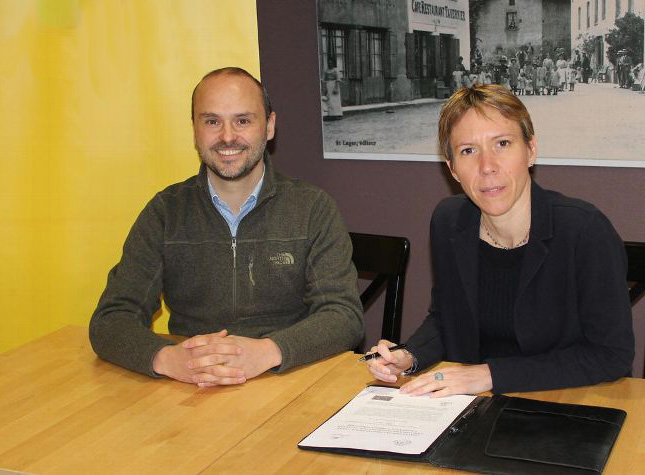 Photo de Marc Berchoud, propriétaire de la parcelle reboisée, et Laure Mandaron, directrice responsabilité sociétale et environnementale (RSE) de la branche Services-Courrier-Colis, lors de la signature de la convention.