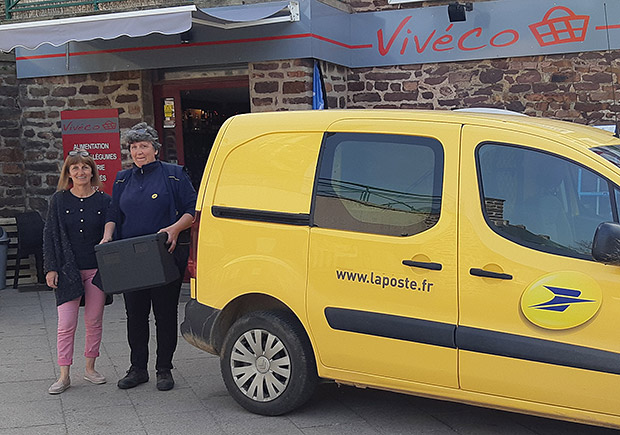 Photo avec Chantal Brimant, gérante du commerce Vivéco, et la factrice de la commune de Gaël, qui assure les livraisons du magasin lors de sa tournée.