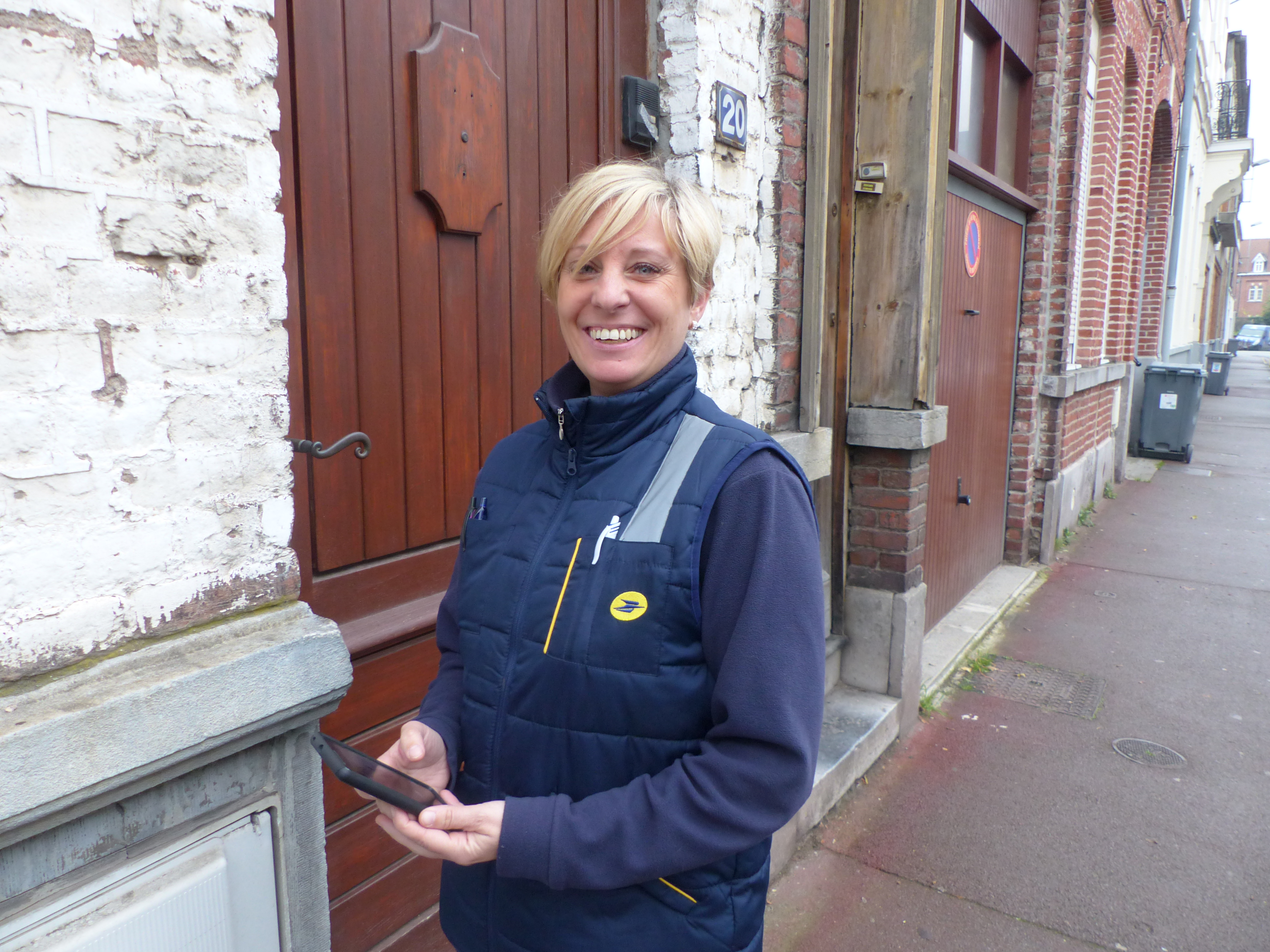 An employee working as part of the Proxi Urbaine service in Tourcoing