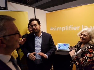 Mounir Mahjoubi sur le stand de La Poste lors de la semaine du Numérique de Tours