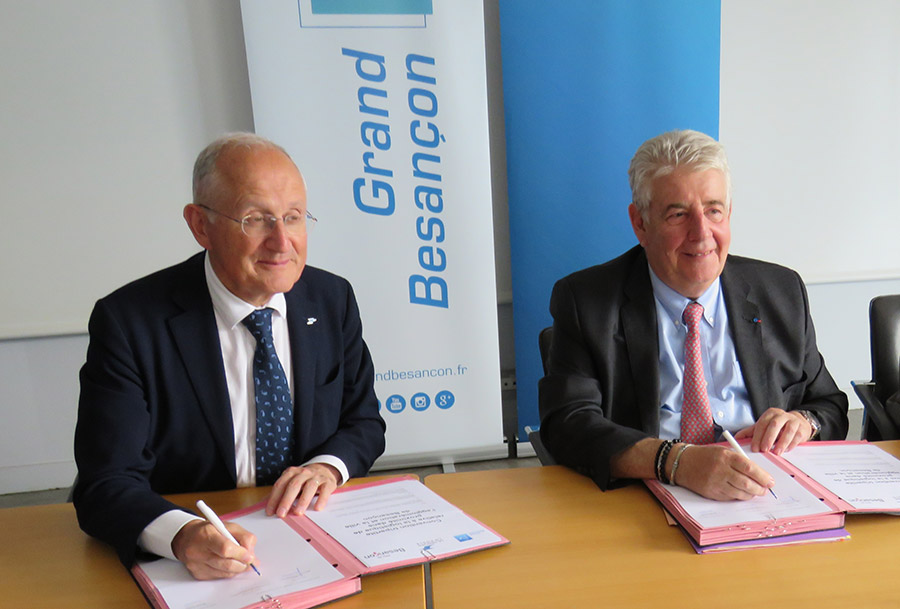 Photo de Philippe Wahl, PDG du Groupe La Poste, et Jean-Louis Fousseret, président du Grand Besançon, lors de la signature de la convention de partenariat.