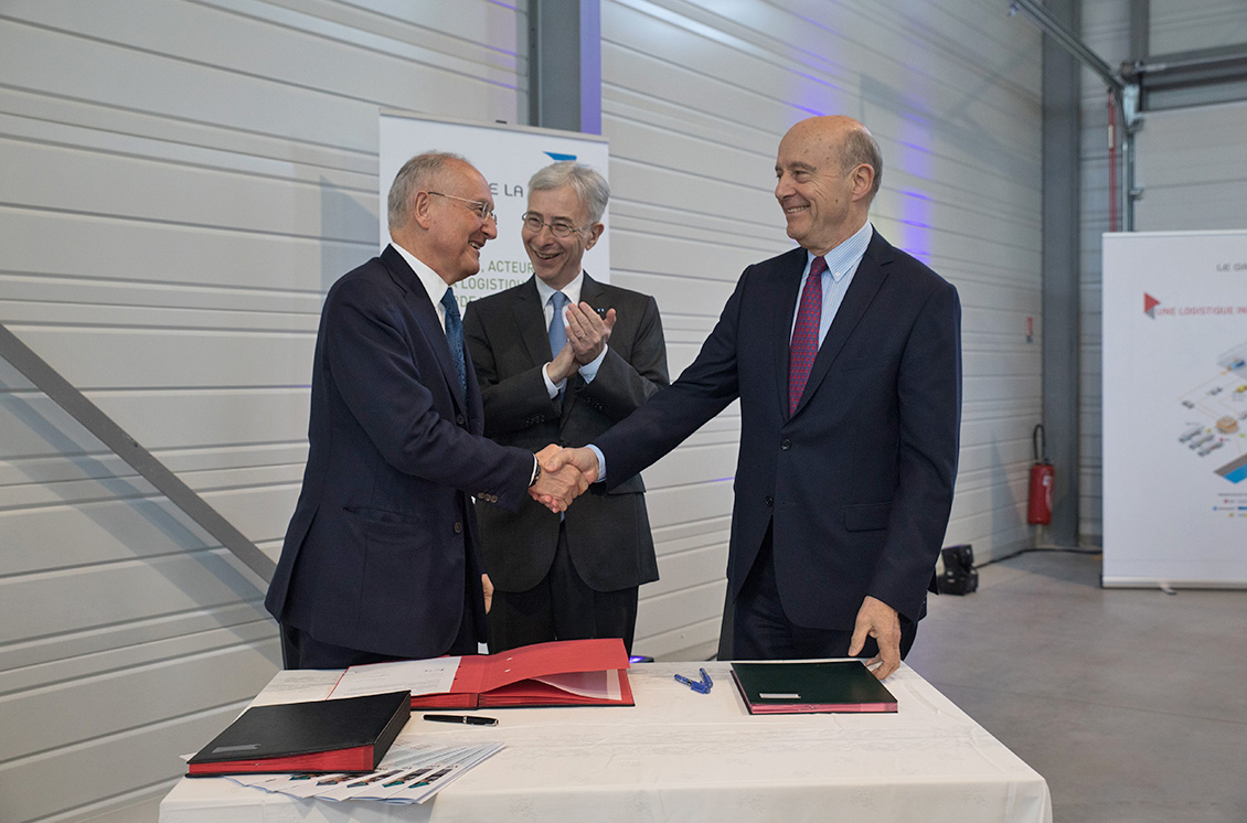 Signature de la convention entre le Groupe La Poste, représenté par Philippe Wahl (à gauche) et Bordeaux Métropole, représentée par Alain Juppé (à droite).